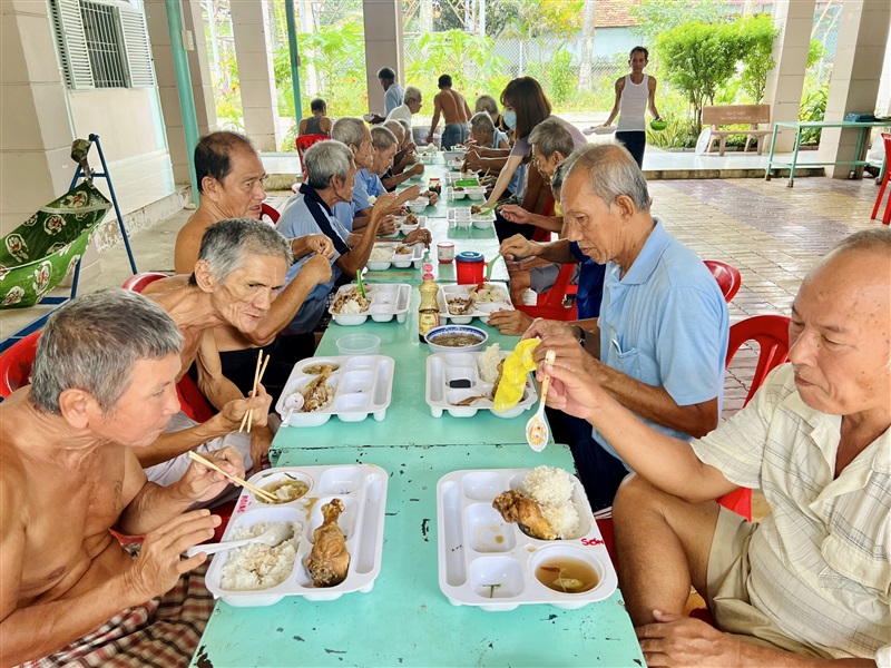 THÊM MỘT BỮA ĂN THÊM MỘT TIẾNG CƯỜI