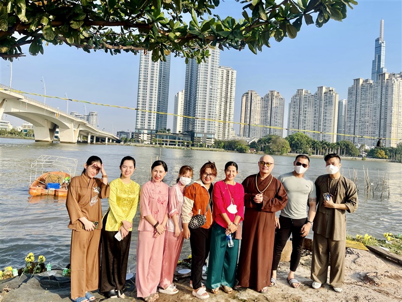 "RÃI TÂM TỪ" THẢ CÁ PHÓNG SANH L4 TRÊN SÔNG SÀI GÒN